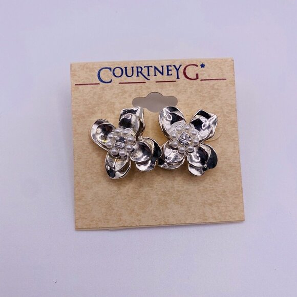 Courtney G Faux Pearl Silvertone Metal Flower Stud Earrings New - Picture 1 of 3